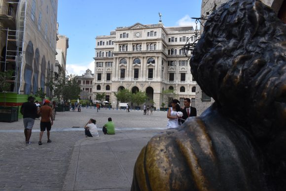 Durante el siglo XX se construye en las inmediaciones de la plaza la Lonja del Comercio. Foto: Lili Chang Durante el siglo XX se construye en las inmediaciones de la plaza la Lonja del Comercio. Foto: Lili Chang