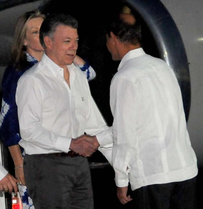 El mandatario colombiano (izquierda) fue recibido por Rogelio Sierra, viceministro de Relaciones Exteriores.