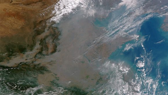 Nube de smog en Asia captada por un saélite de la NASA, con un área cercana a la de Alemania. Foto: NASA.