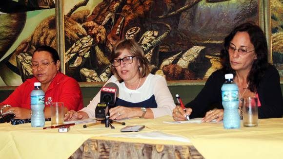 Sonia Pérez, Vicepresidenta CNPC; Gladys Collazo Usallán, Presidenta NPC; y subdirectora del Museo Ernest Hemingway, Eisbel Ferreiro, durante rueda de prensa en el Hotel Ambos Mundos. 