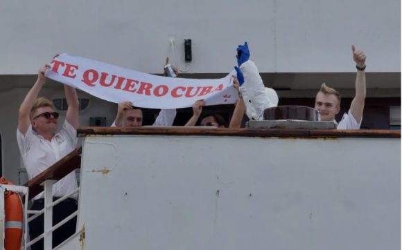 El crucero británico MS Braemar atracó en puerto cubano con casos confirmados de COVID-19 como un gesto de ayuda humanitaria de Cuba. Foto: Ricardo Lópz Hevia.