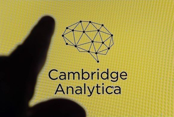 Un usuario señala el logo de Cambridge Analytica
