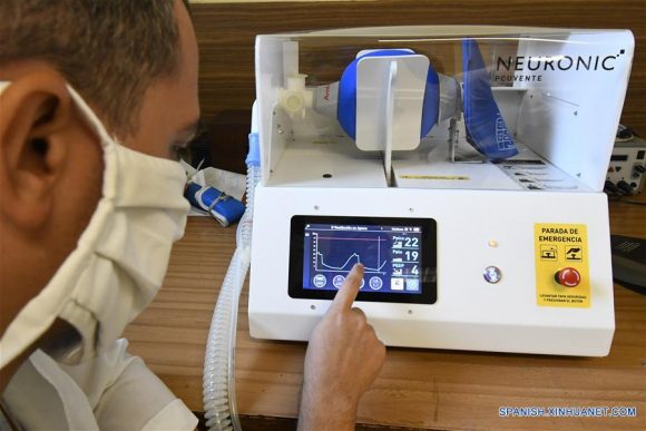 Imagen del 10 de julio de 2020 del ingeniero José Carlos Santos revisando un ventilador pulmonar en el Centro de Neurociencias, en La Habana, Cuba. 