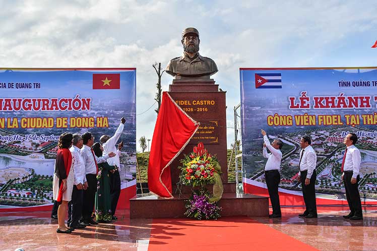Develación del busto de Fidel Castro en la central ciudad vietnamita de Dong Ha, provincia de Quang Tri