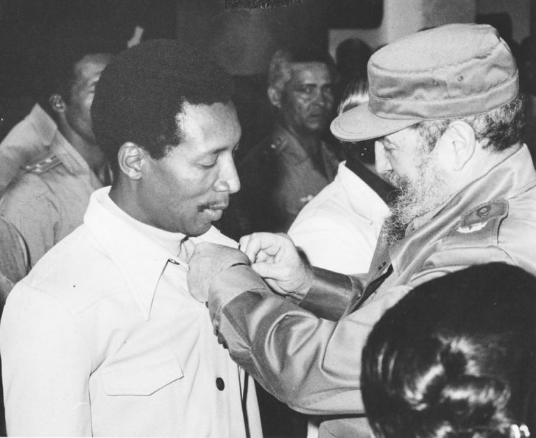 Fidel reconociendo a Braudilio Vinent. Foto: Trabajadores.