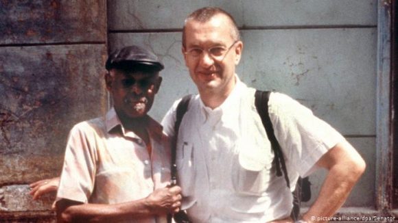 El director alemán Wim Wenders, con el fallecido cantante Ibrahim Ferrer, durante el rodaje del popular documental Buena Vista Social Club, en Cuba. Foto: DPA