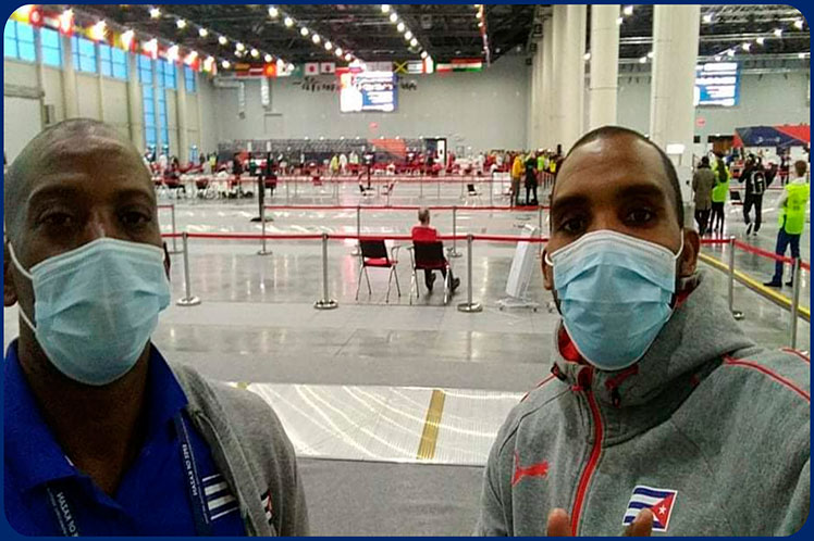 Atleta cubano Yunior Reytor y su entrenador