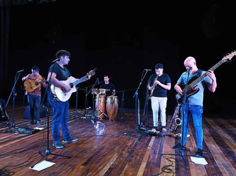 Yatsel Rodríguez junto a Café Pilongo