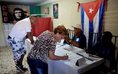 Cubanos votando