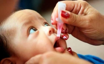 Bebé recibiendo vacunación Antipoliomielítica Oral 