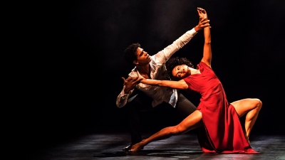 Bailarines de la compañía cubana Acosta Danza