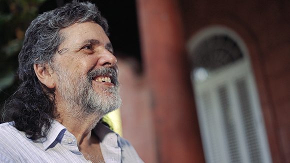 Conversamos con Abel en la residencia de Calzada esquina a 4, donde vivió y murió José Francisco Martí Zayas-Bazán, el Ismaelillo, quien, “más allá del verso, fue caballero intachable” y “supo vivir puro, como su padre había querido”.  Entonces, Abel Prieto era el director de la Oficina del Programa Martiano. Tres semanas después recibimos una grata noticia: el intelectual cubano llega a la Casa de las Américas como presidente, para bien de la creación latinoamericana en los años por venir.  Fuimos a la casa del hijo de Martí solo para conocer la opinión de Abel sobre la diplomacia revolucionaria, que el próximo 23 de diciembre cumple 60 años. Pero dialogar con el autor de El vuelo del gato es un privilegio que sus interlocutores insistimos en vivir como un acontecimiento poético y espiritual. El breve encuentro se extendió.  Para empezar, le preguntamos por la diplomacia del Delegado, porque cuando Abel habla de José Martí, todos quedamos doblemente hechizados:  “Martí representó a varias naciones latinoamericanas ante eventos que se celebraron en Estados Unidos y defendió los principios de Nuestra América en esos foros, donde ya se estaba gestando el panamericanismo. Eso lo heredó la diplomacia revolucionaria cubana, ese instinto antiimperialista.  “Más allá de las convicciones, los argumentos, las pruebas, está ese componente que se manifiesta también en Fidel: descubrir todo intento colonizador, de arrogancia imperial, de mesianismo, de afán de tratarte como un pueblo inferior. La idea de que todos los pueblos son iguales, que los pequeños tienen los mismos derechos que las naciones más poderosas.  “Por otro lado, hay un concepto martiano que Fidel repetía mucho y forma parte de los conceptos básicos de la diplomacia de la Revolución: “Patria es Humanidad”. Nuestros diplomáticos defienden nuestra identidad y soberanía, y al mismo tiempo saben que la patria forma parte de un conglomerado humano mucho mayor. Nuestra diplomacia siempre, desde la época de Martí, se coloca del lado de los pueblos del Sur, de los pueblos oprimidos, de los débiles, de los pobres de la Tierra.  “De ahí vienen el internacionalismo de Fidel, las ideas de Martí, expuestas en la carta a Manuel Mercado cuando se refiere a que la guerra es para impedir, “con la independencia de Cuba, que se extiendan por las Antillas los Estados Unidos y caigan, con esa fuerza más, sobre nuestras tierras de América”. El levantamiento de 1895 es también una acción internacionalista.  “Otro ejemplo es el del Che, quien fue un vocero de la diplomacia revolucionaria. Cuando va a Punta del Este en 1961, a la Conferencia del Consejo Interamericano Económico y Social, no solo fue a hablar a nombre de Cuba, sino a nombre de Nuestra América, de los pueblos del mundo, de los oprimidos, de los que se llamarían el Tercer Mundo, los recientemente descolonizados.  “Nuestra diplomacia ha defendido a Cuba y a las mejores causas de la humanidad. Un principio profundamente martiano y fidelista”.  Martí se entregó a la unificación y la concordia de los emigrados, ¿ha visto ese accionar desde el Minrex en estos 60 años de diplomacia revolucionaria?  –Martí fue el gran símbolo de la unidad. Fue capaz de unir a personas de distintas generaciones, a los veteranos de 1868 con los que llamó Pinos Nuevos. Se trata de crear una conciencia nacional independientemente del lugar donde vivas. Eso lo está haciendo hoy el Minrex con éxito.  “Desde la conferencia Nación y Emigración, se ha hecho un trabajo intencionado hacia esos compatriotas que no hay por qué considerar enemigos. Los que se han vendido a la maquinaria anticubana son una minoría.  “Los cubanoamericanos, según los datos que tenemos, y lo decía Bruno el otro día cuando intervino en la Asamblea General de Naciones Unidas, no son partidarios del bloqueo ni de las más recientes medidas para asfixiar a nuestro país. Al contrario, quisieran la normalización de las relaciones. Ellos también son víctimas de las políticas hostiles.  “Martí formó clubes revolucionarios, los recorrió e hizo un trabajo muy antisectario, creo que esa es una idea: no ser nunca sectarios. Es bueno recordar aquello que decía Fidel en su discurso “Palabras a los Intelectuales”, que la Revolución “solo debe renunciar a aquellos que sean incorregiblemente reaccionarios”. Incluso, él deja dentro de las posibilidades la idea de que alguien que sea reaccionario pueda corregir su conducta, sus puntos de vista, y pueda acercarse a los ideales de la Revolución, modificando ese ideario conservador y reaccionario.  “Tú lees las cartas de Martí y son convocatorias a la fibra sensible en la gente, más allá de las ideas políticas. Toca una fibra emocional, que tiene que ver con lo más profundo del ser humano. Martí pensaba el ser humano –como Fidel, como nosotros– como una criatura generosa.  “El ser humano no es una alimaña; lo convertimos en eso dentro de un entorno competitivo, de ferocidad. Continúo con lo que dice Martí en el prólogo a Ismaelillo: “Tengo fe en el mejoramiento humano”. El ser humano puede mejorar con la educación, con la cultura, con el papel de la familia, de toda la sociedad… ser sano, solidario, generoso. Es posible hacer crecer al ser humano. Eso está también en el espíritu de la diplomacia martiana. Creer en la gente, solo renunciar a aquellos que eran aliados de España o estaban al servicio de los peores intereses”. Una lección para la Red  “Recuerdo que en 2003, en medio de otra gran campaña contra Cuba, mientras se preparaba la invasión a Irak en Miami, se creó, por iniciativa de un grupo de intelectuales mexicanos, la Red en Defensa de la Humanidad, que reúne a intelectuales, artistas, y líderes y movimientos sociales.  “Se hizo un taller en La Habana. Vino Pablo González Casanova, fundador de esa iniciativa, para movilizar la opinión pública mundial, abrir una brecha en la gran muralla de mentiras de los grandes medios contra nuestra nación.  “En aquel momento tan convulso, un escritor europeo, tradicionalmente amigo de Cuba, un hombre de izquierda, hizo unas declaraciones terribles contra Cuba, muy amargas y dolorosas. Nos dolieron mucho aquellas palabras, que la prensa al servicio del Imperio levantó con la idea de que a Cuba hasta sus amigos la estaban abandonando, de que estábamos solos.  “Recuerdo que había compañeros que querían responderle públicamente a ese escritor. El propio Fidel nos recomendó que la Red no se le enfrentara, era una figura importante de la cultura universal. Más adelante, esa persona fue modificando sus posiciones, dio una entrevista para un periódico cubano y regresó a Cuba con su esposa. Fidel le dedicó una noche completa. Conversaron hasta el amanecer. No se habló de ese golpe bajo en aquel momento inoportuno.  “Fidel nos dijo a un grupo de compañeros que había que diferenciar al enemigo orgánico, aquel que efectivamente está formando parte de la maquinaria de la reacción, del imperio, de aquel que coyunturalmente, por un diluvio de mentiras o por la propaganda, puede emitir una declaración incorrecta, inadecuada”. Fidel establecía una relación de proximidad, rompía todo lo ceremonial  “Vi mucho a Fidel en su vínculo con intelectuales y artistas del mundo. Fidel establecía una relación humana (tiene que ver, de cierto modo, con la diplomacia), aunque era un político de cuerpo entero, excepcional, siempre mirando al futuro, mucho más allá de lo que podemos imaginar nosotros. Establecía una relación de proximidad y rompía todo lo ceremonial. En ese sentido, era una escuela.  “La conversación entre Jack Nicholson y Fidel fue algo extraordinario. Nicholson había comprado en la Plaza de Armas un ejemplar de La Historia me absolverá, para que Fidel se lo firmara. Y lo había leído. Es un hombre con una cultura política por encima del promedio de otros visitantes que hemos tenido.  “Además, está el encuentro que sostuvo con Sean Penn, con su entonces esposa y sus dos niños. Fidel dedicó todo el tiempo de la noche a uno de los niños, con preguntas como: ¿Qué tipo de historia te enseñan? Eso deslumbró al actor y a su esposa, que Fidel conversara con el hijo, que le pareciera tan importante la opinión de un niño de 9 o 10 años.  “Tuve el privilegio de acompañarlo en la Cumbre Iberoamericana del llamado Quinto Centenario, en 1992.  Era un momento terrible, se acababa de derrumbar el muro. Antes, Fidel había anunciado el 26 de julio de 1989 en Camagüey que un día podríamos despertarnos y que no existiera la Unión Soviética.  “Empezaba lo que él llamó ‘desmerengamiento’, que es una palabra que no he encontrado en ningún diccionario, ni siquiera en uno de cubanismos, pero dice mucho. Lo que se ‘desmerenga’ es algo que no tiene las bases sólidas, se derrumba blandamente, sin dignidad. Esa expresión dice mucho de las causas de aquel derrumbe.  “Había ocurrido la caída del Muro, el equilibrio entre las fuerzas que existió desde la Segunda Guerra Mundial estaba viendo su fin y ahí estaba Fidel, rodeado por todos los neoliberales de América Latina. Estaba Felipe González al frente del Gobierno de España; Violeta Barrios de Chamorro había ganado las elecciones de Nicaragua… Aquello era una fauna grotesca de ladrones, la mayoría después acabó en procesos judiciales. Eran todo un coro atacando a Fidel, como un representante del pasado.  “La matriz era que Fidel era como un dinosaurio, representaba un sistema fracasado, que ya había quedado atrás en la historia. Fidel respondió: “Está bien, vamos a admitir el flujo de capitales, pero hay que admitir el libre flujo de personas en el mundo”. Todo este fenómeno de las migraciones que estamos viendo crecer hoy de modo absolutamente incontrolable, tiene que ver con aquella reflexión de Fidel.  “Habló de las consecuencias del neoliberalismo, de cómo iba a multiplicar con índices inimaginables la brecha entre ricos y pobres. Advirtió que el mundo se iba a hacer ingobernable. Creo que me sentí muy orgulloso de ser cubano y haber estado en esa delegación en aquella cumbre. Hay que ver qué entendieron ellos en su ceguera, estupidez y mediocridad.  “Si hay una cosa que espanta, es que uno ve en los políticos del mundo mucha mediocridad. No solo en términos intelectuales y culturales, sino también en sus reacciones. Son representantes de corporaciones. La política se ha degradado mucho, se ha convertido en un show, aparte del papel que tienen hoy las redes sociales en la manipulación del votante. Los vínculos culturales son permanentes  Abel Prieto fue ministro de Cultura en Cuba desde 1997 a 2012 y de 2016 a 2018 . Foto: Cubaminrex/Cubadebate.  “Fidel decía que la cultura era escudo y espada de la nación. Escudo porque protegía nuestros principios, nuestros valores e identidad, y espada porque llevaba la verdad de Cuba muy lejos, a donde a veces no llega dicha por un discurso político, a través de otros medios. Daba una enorme importancia al papel del arte y de la cultura en general en los vínculos internacionales.  “Él fundó con Chávez el Alba Cultural, llamado el Fondo Cultural del Alba, durante una Feria Internacional del Libro en La Habana. Fue un día de mucha trascendencia, porque era el intento de que nuestra familia espiritual del pueblo de América Latina y el Caribe, se convirtiera en un fundamento más allá de lo coyuntural, de la integración latinoamericana, de un convenio. Un convenio se puede romper o llega un Gobierno de derecha y lo liquida, pero los vínculos culturales son permanentes.  “Fidel creía firmemente en la voz, la palabra de los intelectuales y artistas comprometidos, no solo con ideas socialistas, sino en contra del genocidio cotidiano, de lo que significa el neoliberalismo; en contra de entregar las identidades nacionales de nuestros pueblos a toda esa locura de la industria del entretenimiento; a favor de una cobertura de salud universal, de la educación.  “Hay principios. Fidel siempre decía que la gente digna, la gente decente, perteneciera al partido que perteneciera, tenía que acercarse a los principios que defendía Cuba por una sociedad más justa, verdaderamente digna. En eso él tenía, sin dudas, toda la razón”. La mística del diplomático cubano  “Admiro mucho a los diplomáticos cubanos. Los he visto trabajar con una gran austeridad. Tienen una mística que el diplomático de carrera, típico, no tiene. Una mística que no se adquiere en el Instituto Superior de Relaciones Internacionales, aunque ahí forman maravillosos profesionales. Es un extra que también les da la Revolución: el hecho de saber que defienden una causa justa, a un país pequeño en tamaño y recursos pero moralmente enorme y, al mismo tiempo, agredido, bloqueado, traicionado, difamado.  “A veces son muy pocos en una misión, a veces solo una pareja, y, sin embargo, aunque no tengan los medios que poseen otras embajadas para dar cócteles en hoteles de cinco estrellas, ni mucho menos, nuestros diplomáticos se despliegan de una manera notabilísima, vencen los prejuicios de mucha gente, hablan con todo el mundo, tienen cantidad de contactos, trabajan más de 10 horas al día.  “Son incansables, muy valientes, capaces. A veces tienen que buscar soluciones de un momento para otro porque no tienen lo que hoy hace mover a tanta gente en el mundo: el dinero. Cuentan con muy pocos recursos y con ellos tienen el poder de lograr acciones de mucho impacto. Ellos lo saben, y yo te digo que lo hacen de manera brillante y admirable. Es la verdad.  “Toda esa mística, toda esa moral de los cubanos está dada por algunos principios, como el de que Cuba no miente jamás, jamás se acerca a nadie para manipularle, utilizarle, para comprarle. No se acerca jamás para usar algún tipo de juego sucio, algo tan frecuente en el mundo hoy. Cuando un diplomático nuestro interviene en un panel, en un foro, en un evento, la gente lo escucha con particular atención y respeto porque detrás de ese diplomático está la obra de la Revolución cubana, está la diplomacia revolucionaria con una tradición.  “Piero Gleijeses, que escribió el libro Misiones en conflicto sobre nuestra presencia en África, un gran investigador de origen italiano, estaba trabajando en un proyecto, que no sé en qué punto está, para estudiar la diplomacia en Cuba. Él decía que este es el único país del mundo con un expediente impecable en término de sus relaciones internacionales, basado en que Cuba jamás ha ido a otro país a saquearlo, a tratar de imponer algún tipo de tratado desventajoso o sacar algún tipo de privilegio.  “Cada diplomático que habla en nombre de nuestro país, lo hace desde el enorme prestigio personal que se ha ganado por su trabajo y desde el inmenso prestigio internacional que tiene la Revolución cubana.  “Los valores esenciales de nuestra diplomacia revolucionaria son los principios, la ética, la verdad, cosas que no están de moda hoy a nivel mundial ni en la política, ni en casi ningún sitio. Ética, apego a la verdad, honestidad, transparencia, internacionalismo, humanismo, defensa de los intereses de la nación, de los pueblos acosados y oprimidos, de la soberanía.  “La idea de que ‘patria es humanidad’ está presente en el núcleo mismo de la diplomacia revolucionaria cubana. La idea de que todos los pueblos, independientemente de su dimensión, de si tienen bombas nucleares o no, pequeños o grandes, con recursos y petróleo o no, tienen los mismos derechos y deben ser atendidos de manera respetuosa”. Cuba, con muy poco dinero, tiene una diplomacia de gran potencia  “Si tienes a 90 millas al imperio más poderoso de todos los tiempos, el mismo que desde hace 60 años, de un modo u otro, ha tratado de destruir a la Revolución, es imprescindible una diplomacia de gran potencia.  “Cuba, con muy poco dinero, tiene una diplomacia de gran potencia, sin los recursos que una de gran nivel tendría, y que jamás ha llegado a un país con posiciones de arrogancia.  “Es aún más importante cuando el multilateralismo está quedando como una especie de broma macabra. El Gobierno de Estados Unidos ha hecho todo lo posible por destruir los principios de las Naciones Unidas.  “Nuestros diplomáticos tienen un gran conocimiento de la legalidad internacional, de las normas internacionales. Siempre tienen fundamentos jurídicos para lo que dicen. Creo que todos los cubanos se sienten orgullosos de nuestro canciller Bruno. Los cubanos apoyamos nuestra diplomacia y la admiramos, desde el canciller hasta el embajador en el país más remoto. Eso se advierte en la calle, en la gente.  “Vivimos otra victoria de la resolución contra el bloqueo a principios de noviembre. Ese día nuestro pueblo siguió la sesión en la Asamblea General minuto a minuto, con pasión, sabiendo que quienes están allí representan efectivamente la voz del pueblo, no una oligarquía vendida ni un grupo corrupto, sino a un pueblo digno que está dispuesto a resistir, por todos los medios, las presiones y las políticas hostiles”. Es la Revolución de la verdad  “No somos máquinas, nuestros diplomáticos tampoco lo son, ni han salido de laboratorios. Esos políticos que sonríen aun cuando el país se está cayendo… digamos, lo que está dentro de las reglas del juego, lo que se llama política show, ese ceremonial mediocre absurdo, no tiene nada que ver con nuestra diplomacia. No somos retóricos, nuestros diplomáticos nunca lo son.  “Fidel jamás fue retórico, ni Raúl. No lo va a ser ni lo ha sido Díaz-Canel, como tampoco otros líderes de esta nación que nació contra la retórica, contra la mentira. Debemos recordar aquella frase de Fidel de ‘nos cazaron con la mentira y nos obligaron a vivir con ella’.  “Es la Revolución de la verdad, la que se la dice a su pueblo, como en esta última crisis, cuando hubo una persecución de los barcos que traían petróleo y el Gobierno debió tomar medidas extremas que fueron explicadas por el compañero Díaz-Canel en la televisión y en la Asamblea Nacional. Hablarle con transparencia a la gente y hablarle al mundo con la misma transparencia, como hace hoy el canciller y como lo han hecho todas las figuras que le antecedieron.  “Creo que un diplomático nuestro no puede ser retórico, de plástico, ni un robot. Tiene que ser un humano que habla a otros, en nombre del país que ha hecho más por la solidaridad en la historia de este planeta”. En video, legado Minrex