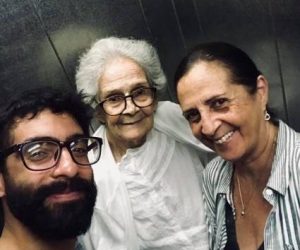 Una semana antes de conocerse la noticia de la enfermedad, Pepe Gavilondo «cuelga» en su Facebook un selfi junto a su mamá Clotilde «Loti» Peón y su abuela Marta.