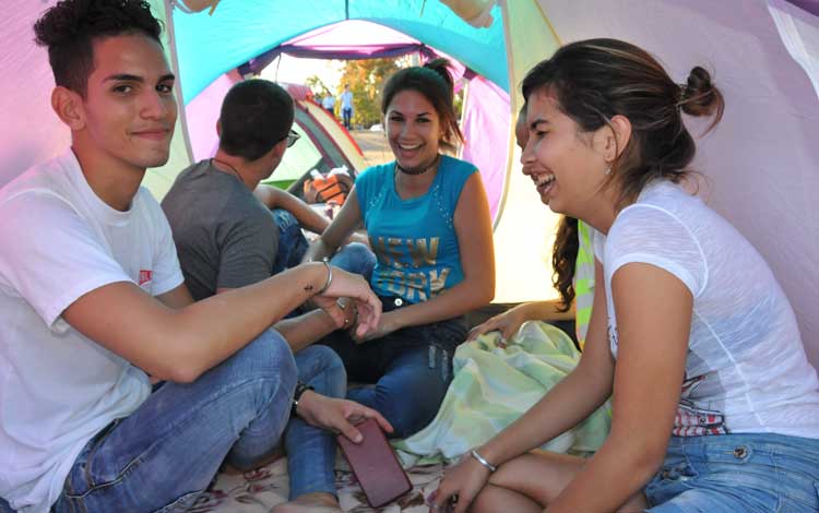 Jóvenes cubanos en acampada juvenil