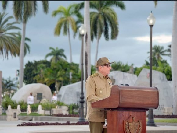 Raúl pronunció el discurso del Acto por el Aniversario 60 del Triunfo de la Revolución Cubana. Foto: Estudios Revolución