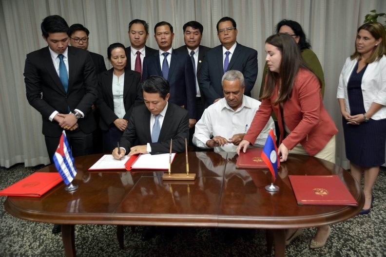 Firman Cuba y Laos Acuerdos de Cooperación