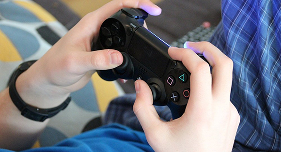 La afición excesiva a los videojuegos puede dañar considerablemente la vida personal y social. Foto: CC0/ monikabaechler.