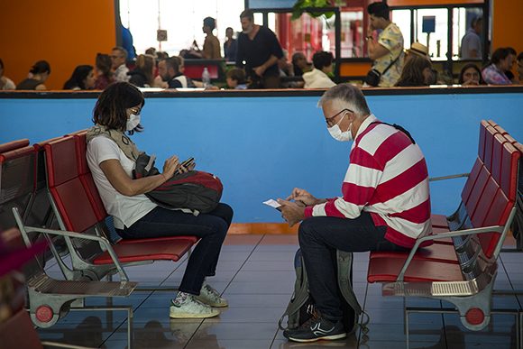 La vigilancia epidemiológica de los viajeros es práctica habitual en cada punto de entrada al país. Foto: Irene Pérez/ Cubadebate.