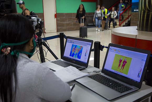La temperatura de los pasajeros es comprobada por escáneres instalados en el aeropuerto. Foto: Irene Pérez/ Cubadebate.