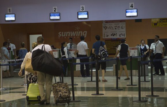 Aeropuerto de Santa Clara en vísperas de la llegada del primer vuelo regular entre Cuba y EEUU en más de 50 años. Foto: Ismael Francisco/ Cubadebate Aeropuerto de Santa Clara en vísperas de la llegada del primer vuelo regular entre Cuba y EEUU en más de 50 años. Foto: Ismael Francisco/ Cubadebate
