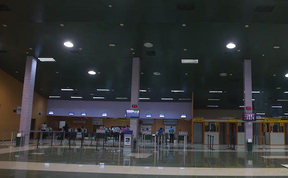 Aeropuerto de Santa Clara en vísperas de la llegada del primer vuelo regular entre Cuba y EEUU en más de 50 años. Foto: Ismael Francisco/ Cubadebate Aeropuerto de Santa Clara en vísperas de la llegada del primer vuelo regular entre Cuba y EEUU en más de 50 años. Foto: Ismael Francisco/ Cubadebate