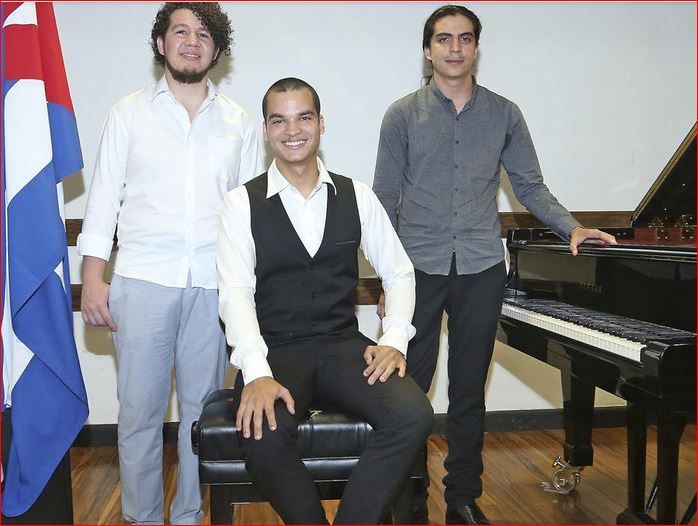 De izquierda a derecha: el mexicano Daniel Ochoa (segundo lugar), sentado Ahmed Alom Vega (primer lugar) y Alexis Martell (mención de honor). (Albert Marín)
