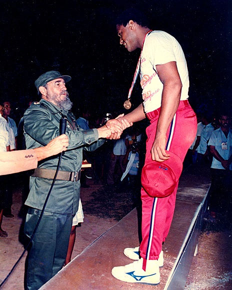 Fidel le entrega la medalla de oro a Omar Ajete en los Juegos Panamericanos de La Habana 1991.