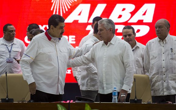 El presidente de Cuba, Miguel Díaz-Canel saluda a su homólogo venezolano, Nicolás Maduro, minutos antes de inaugurar la XVII Cumbre del ALBA-TCP. Foto: Irene Pérez/ Cubadebate.