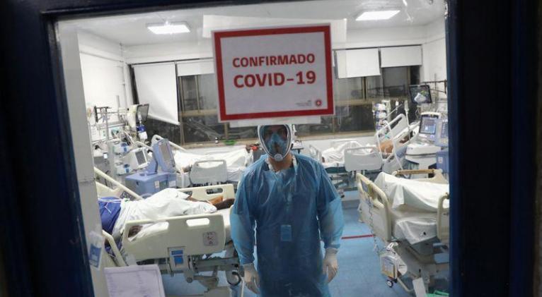 Foto de archivo. Un trabajador de salud atiende una sala de pacientes con Covid-19 en un hospital de Santiago, Chile. Junio, 2020. REUTERS/Ivan Alvarado