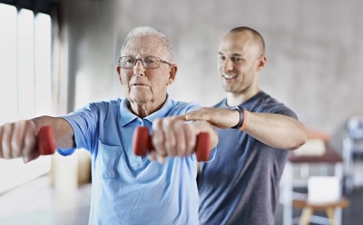 Anciano haciendo ejercicios