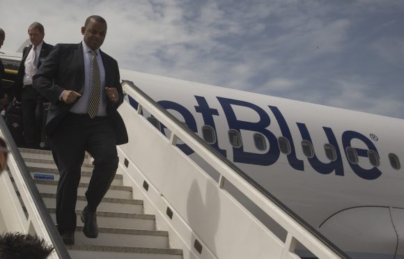Anthony Foxx, Secretario de Transporte de EEUU, fue el primer pasajero en descender del avión de JetBlue. Foto: Ismael Francisco/ Cubadebate