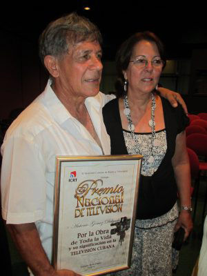 Junto a su esposa, con el Premio Nacional de Televisión.