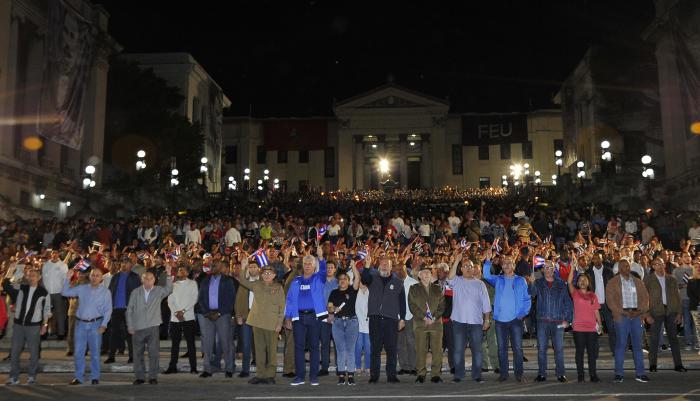 Raúl y Díaz-Canel encabezaron Marcha de las Antorchas. Foto/Granma