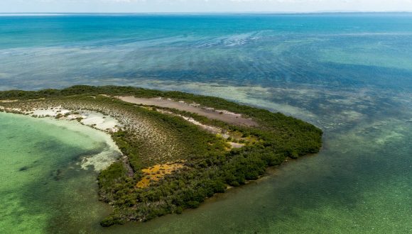 Vista área de las pequeñas islas del archipiélago Sabana-Camagüey. Vista área de las pequeñas islas del archipiélago Sabana-Camagüey.