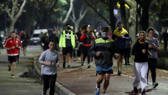 La gente trota en un parque durante la pandemia de coronavirus en Buenos Aires, Argentina, el 8 de junio de 2020. Foto: Agustin Marcarian / Reuters.