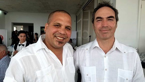 Arnaldo Rodríguez junto a directivo de Sony en la firma del acuerdo