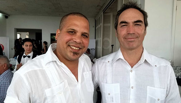 Directivo de SONY ATV de España y Portugal junto a Arnaldo Rodríguez, uno de los músicos beneficiados con el acuerdo. Foto tomada del perfil de Facebook de Arnaldo Rodríguez. Directivo de SONY ATV de España y Portugal junto a Arnaldo Rodríguez, uno de los músicos beneficiados con el acuerdo. Foto tomada del perfil de Facebook de Arnaldo Rodríguez.