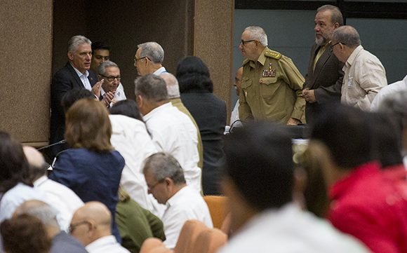 Raúl y Díaz-Canel en el tercer Período Ordinario de Sesiones de la Asamblea Nacional