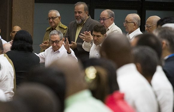 Diputados cubanos aplauden la presencia del General de Ejército Raúl Castro Ruz en la Asamblea Nacional del Poder Popular, Palacio de Convenciones, La Habana. Foto: Irene Pérez/ Cubadebate.