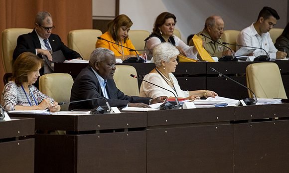 Presidente Esteban Lazo Hernández, vicepresidenta Ana María Mari Machado y secretaria Miriam Brito Sarroca de la Asamblea Nacional del Poder Popular en Cuba. Foto: Irene Pérez/ Cubadebate. Presidente Esteban Lazo Hernández, vicepresidenta Ana María Mari Machado y secretaria Miriam Brito Sarroca de la Asamblea Nacional del Poder Popular en Cuba. Foto: Irene Pérez/ Cubadebate.