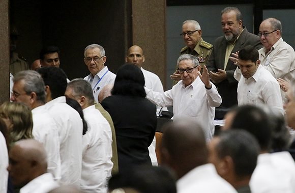 Raúl saluda a los diputados e invitados presentes en la sala 1 del Palacio de Convenciones de La Habana. Foto: Abel Padrón Padilla/ Cubadebate.