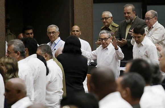Raúl saluda a los diputados e invitados presentes en la sala 1 del Palacio de Convenciones de La Habana. Foto: Abel Padrón Padilla/ Cubadebate. Raúl saluda a los diputados e invitados presentes en la sala 1 del Palacio de Convenciones de La Habana. Foto: Abel Padrón Padilla/ Cubadebate.