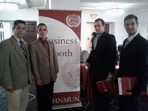 Los asistentes al Modelo de Harvard junto al Dr. Luis Antonio Barranco, vicerrector de Investigación, Internacionalización y Posgrado de la UCLV. (Foto: Tomada de Facebook)