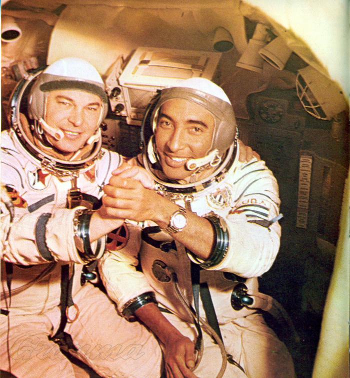 El entonces teniente coronel cubano Arnaldo Tamayo Méndez junto al cosmonauta soviético Yuri Romanenko. Foto: Archivo de Granma