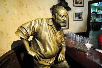 Floridita, estatua en bronce de Ernest Hemingway.