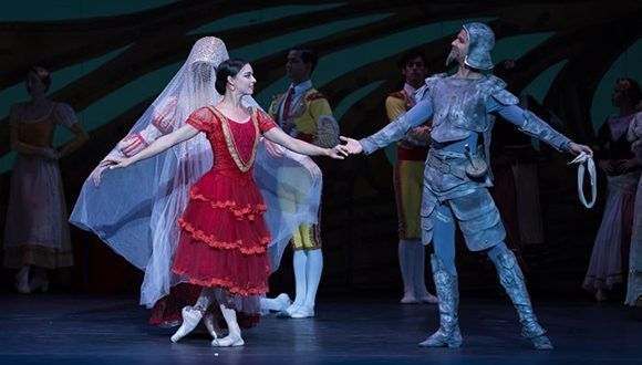 Viengsay Valdés como Kitri y Yansiel Pujada como Don Quijote en el Quijote del Ballet Nacional de Cuba. Foto: Teresa Wood/ DC Theatre Scene.