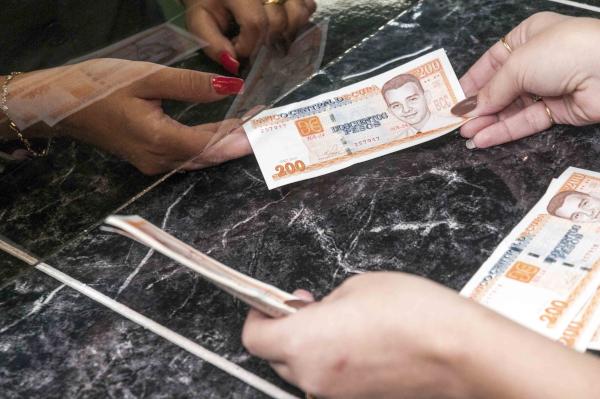Cambio de dinero en banco 