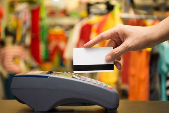 El Banco de Crédito y Comercio bonificará con el 10% los pagos que hagan sus clientes con tarjetas magnéticas en los POS. Foto: ACN.