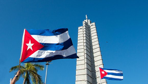 Bandera cubana en la plaza de la Revolución. Foto: Abel Padrón Padilla/ Cubadebate