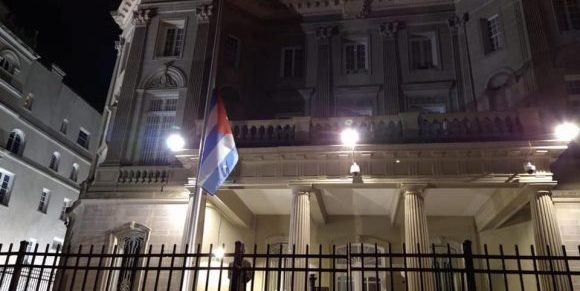 Bandera cubana a media asta en Washington por víctimas de la COVID-19